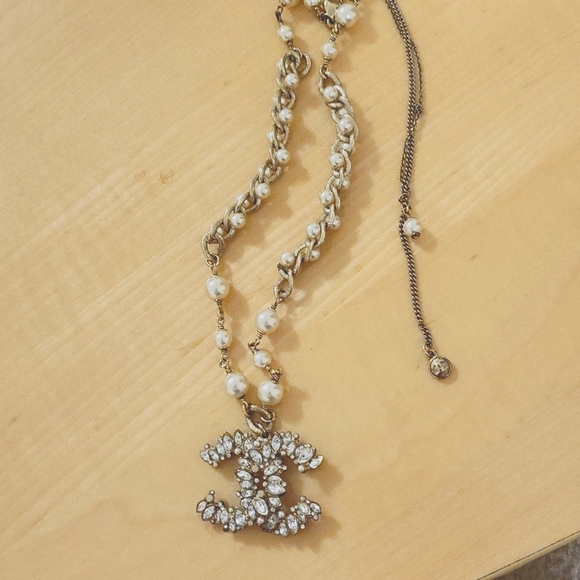 Chanel Classic Gold, Pearl, and Crystal Necklace- Limited Edition Vintage - Picture 2 of 10